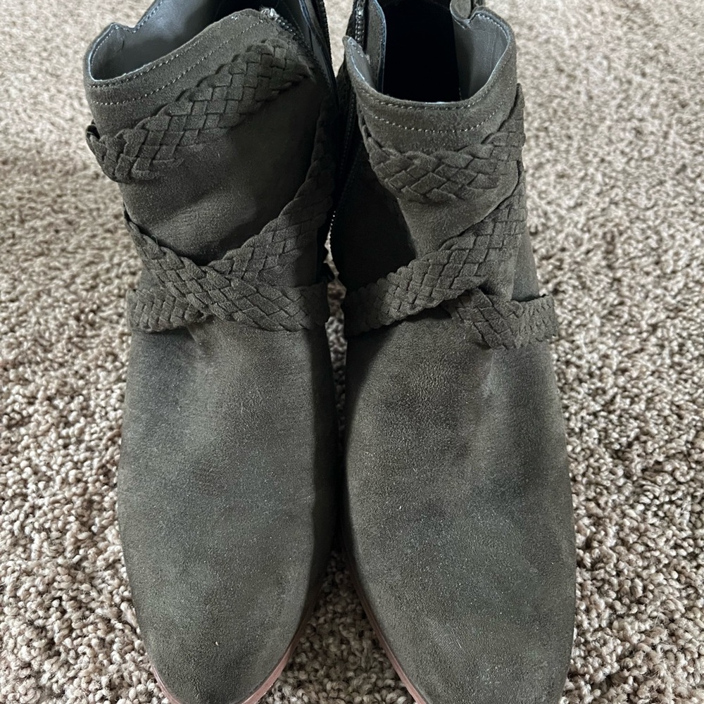 Gray Ankle Boots with Sophisticated Design